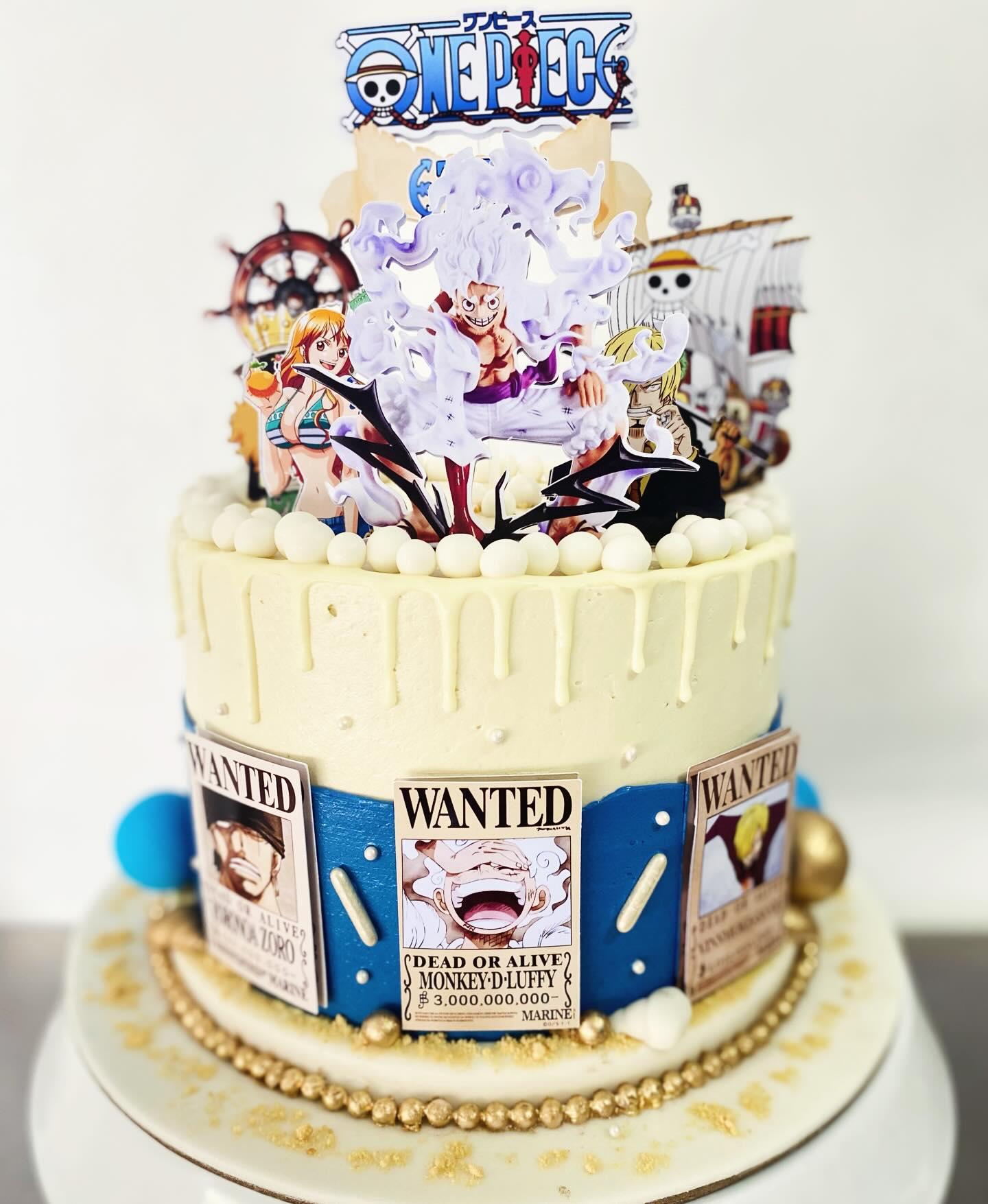 Torta temática anime One Piece con Luffy Gear 5, Going Merry y carteles Wanted