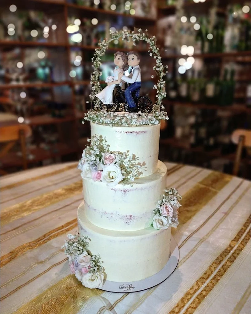 Torta de bodas naked cake con flores frescas y bicicleta decorativa