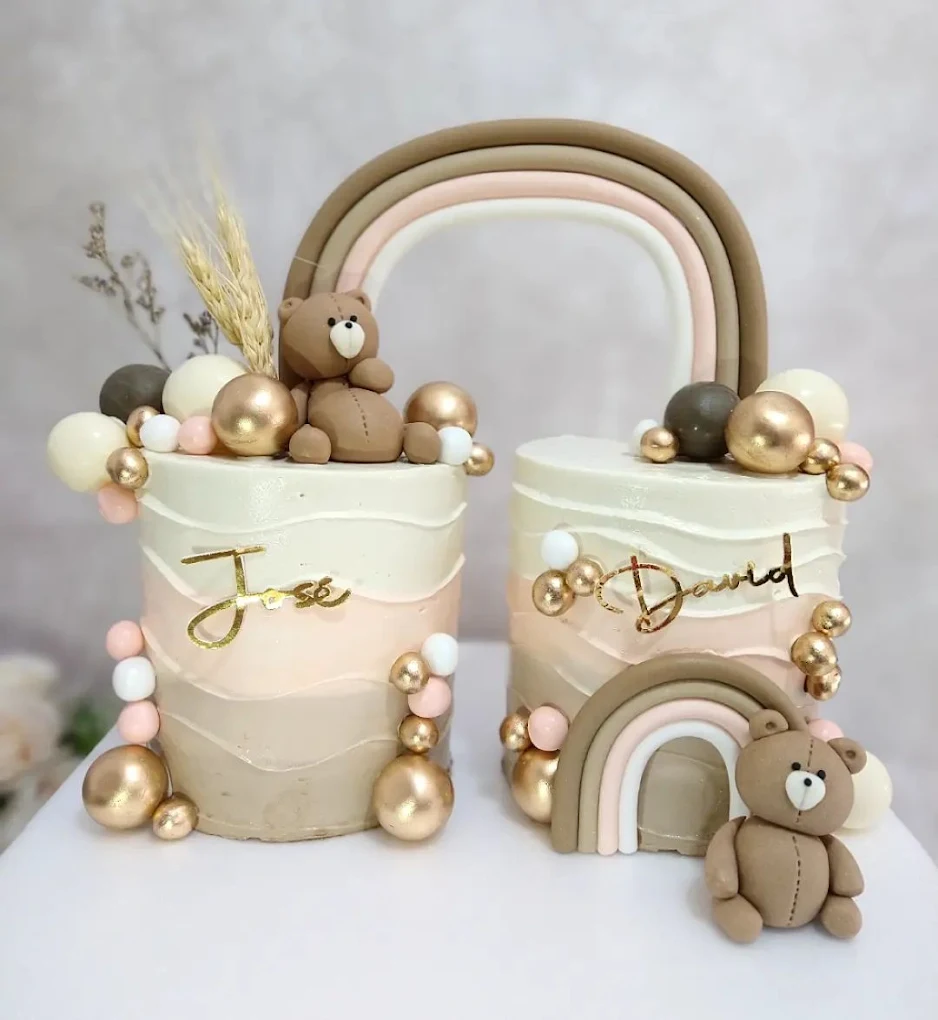 Torta personalizada con ositos gemelos y arcoíris de colores