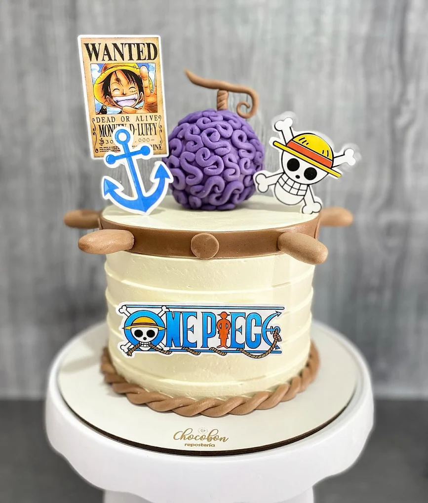 Torta de cumpleaños con tema de aventura y sombrero de paja