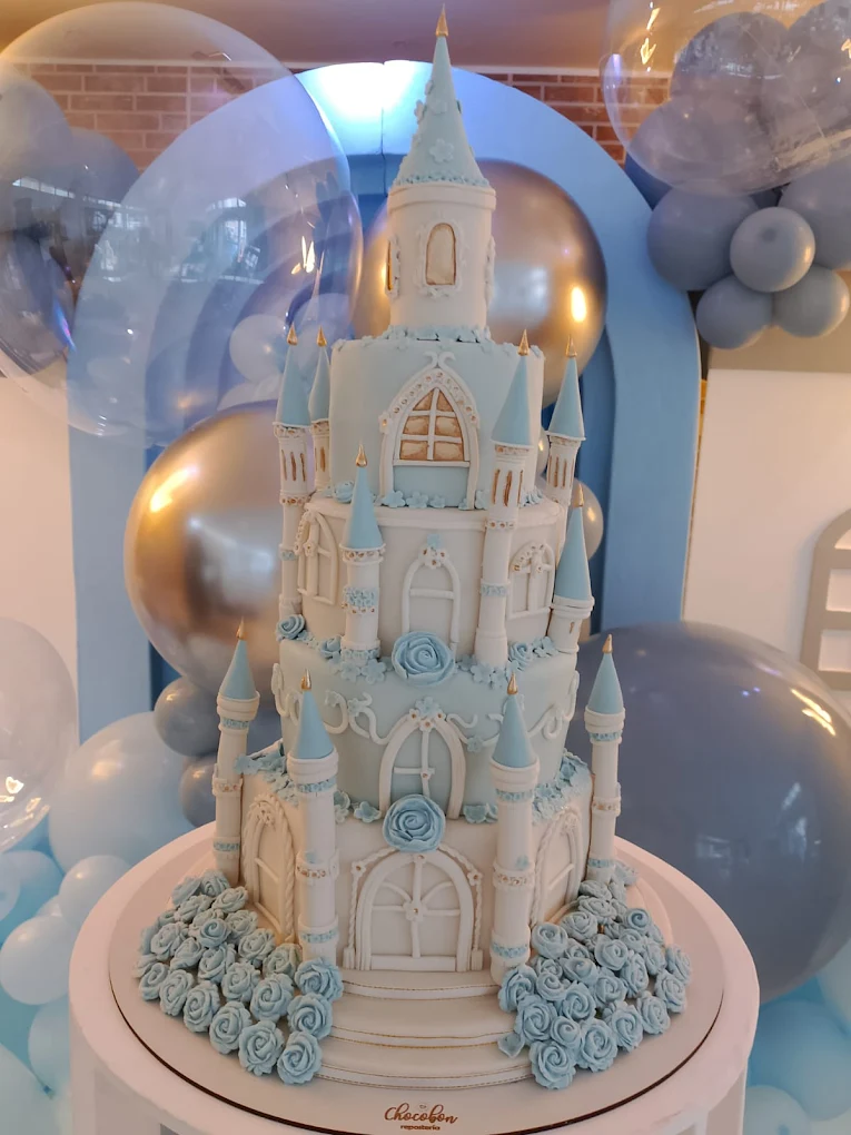 Torta personalizada con tema de anime y castillo encantado