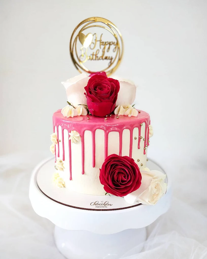 Torta drip en rosa con rosas rojas