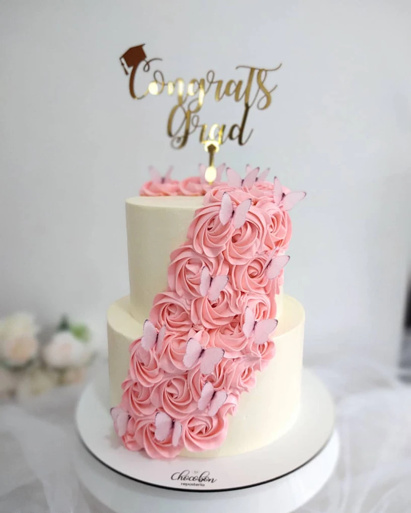 Torta de grado con rosetones de buttercream y birrete