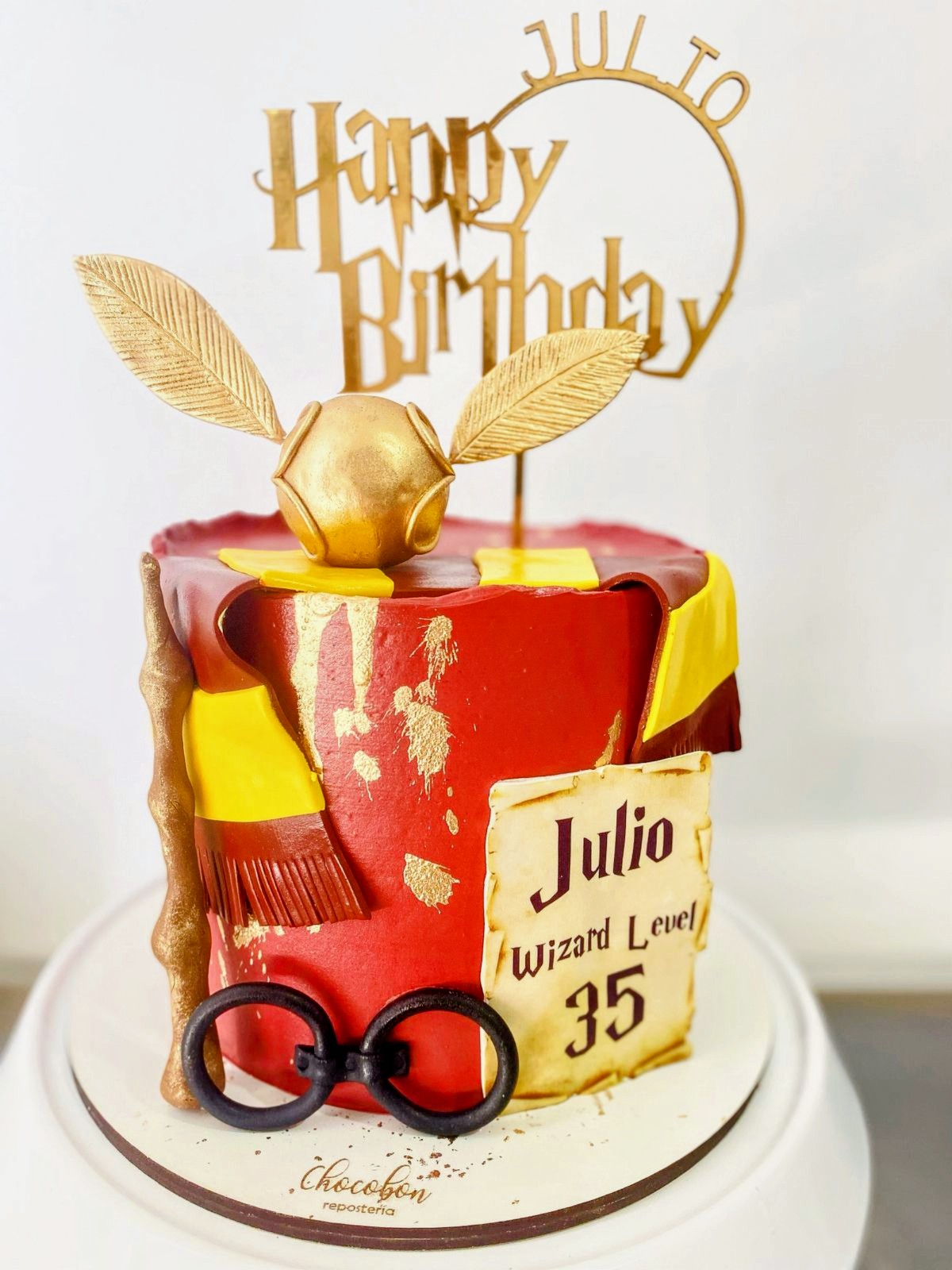 Torta temática de magos con topper dorado Happy Birthday