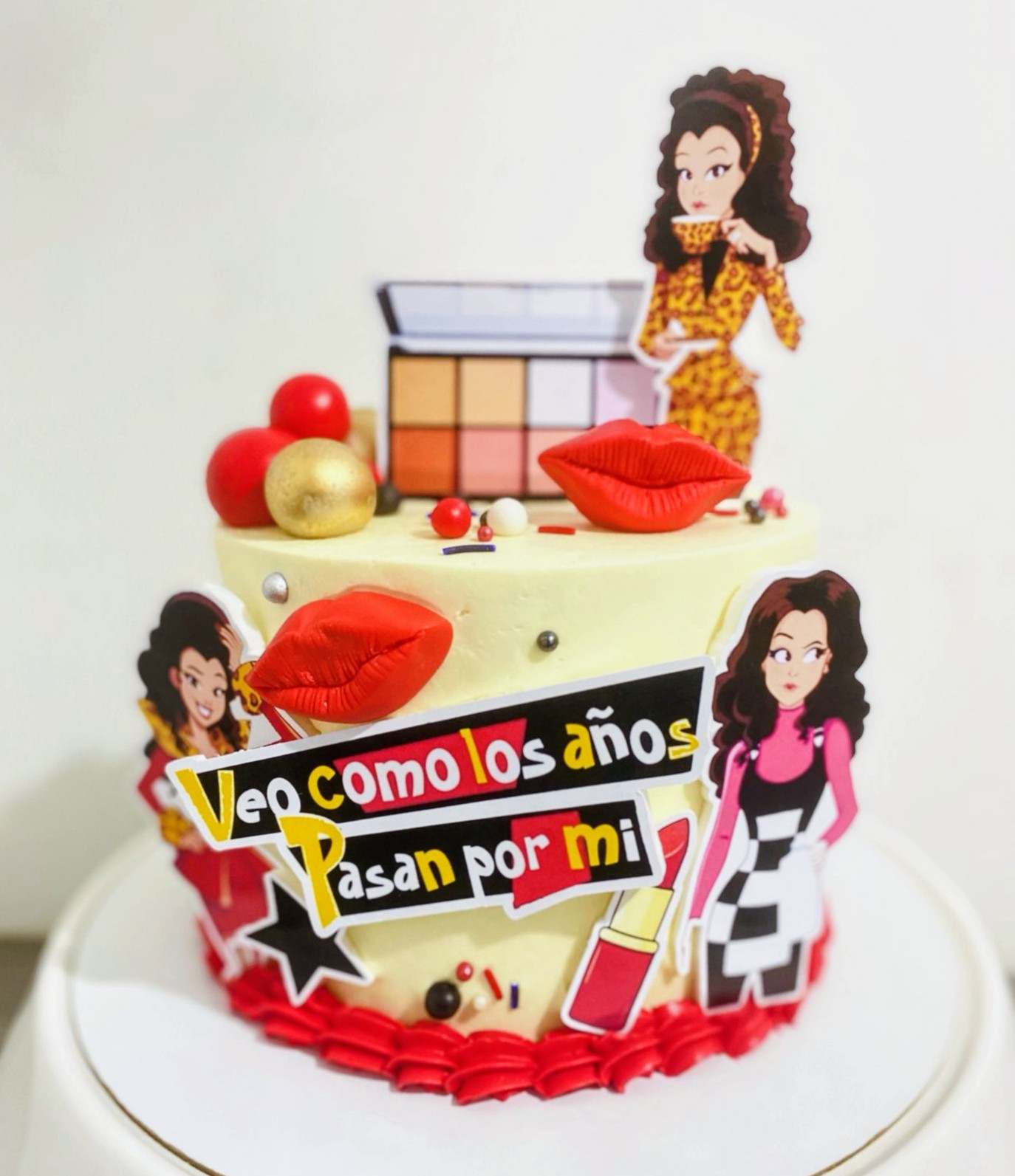Torta de cumpleaños con temática glam, maquillaje y labios rojos
