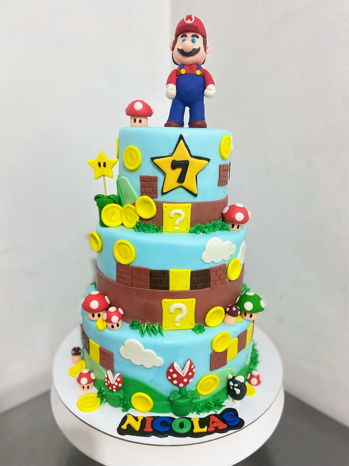 Torta infantil de tres pisos temática videojuego de plataformas