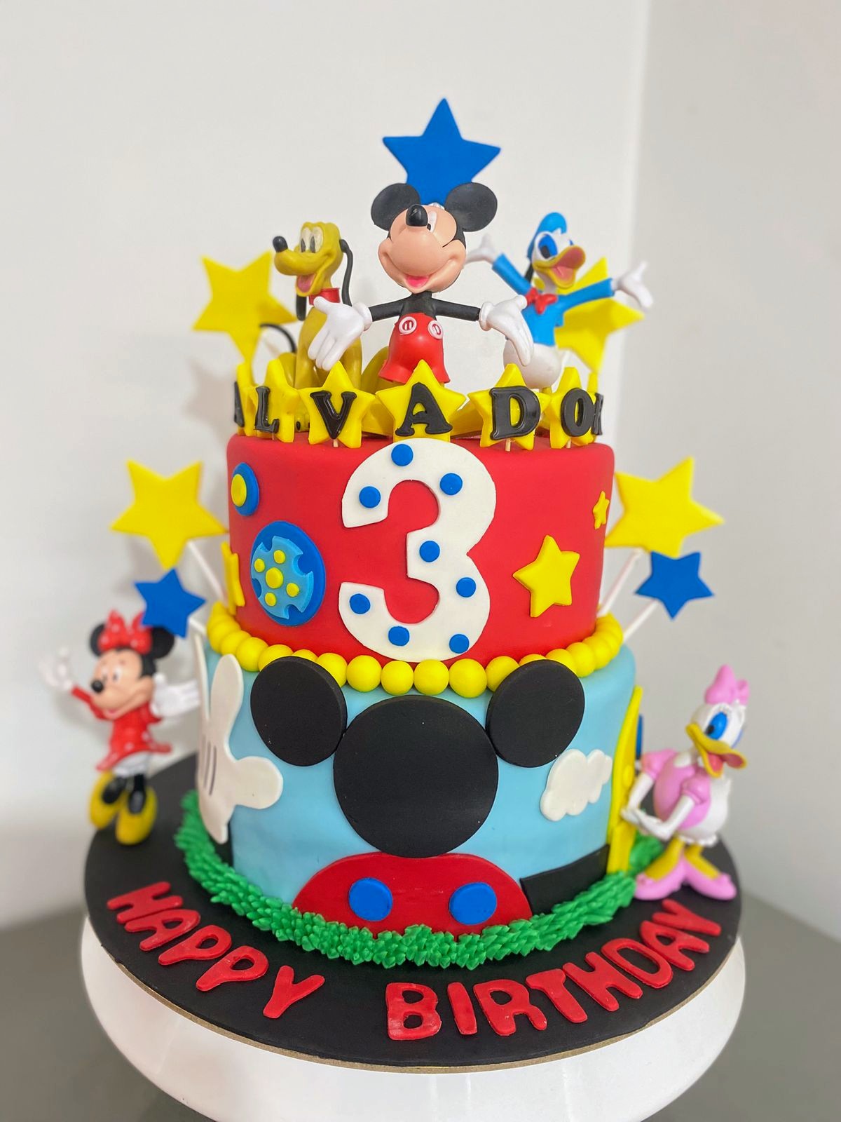 Torta infantil con figuras animadas clásicas y estrellas azules y amarillas