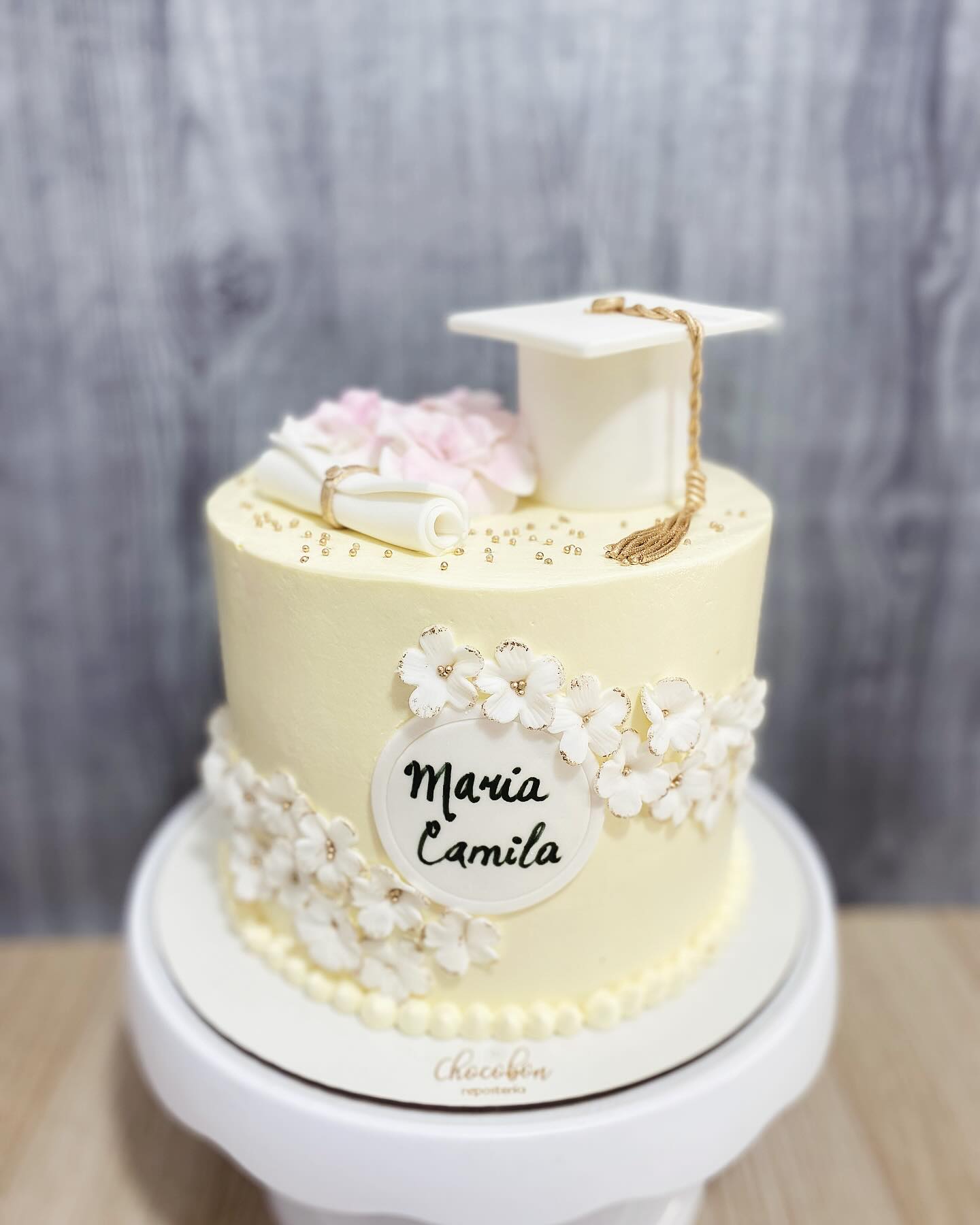 Torta de grado floral con birrete blanco, diploma y flores de azúcar — María Camila