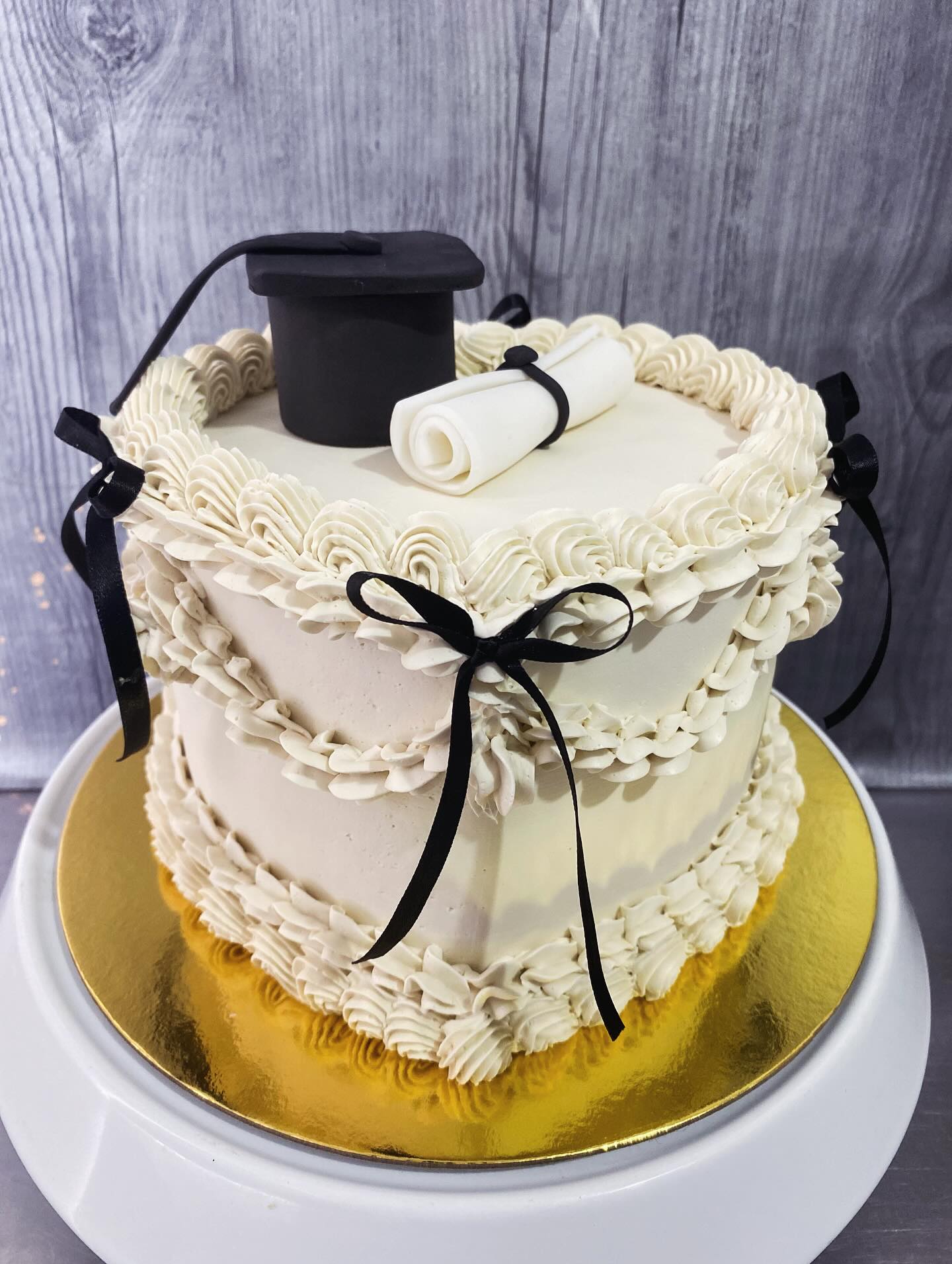 Torta de grado vintage en forma de corazón con lazos negros, birrete y diploma