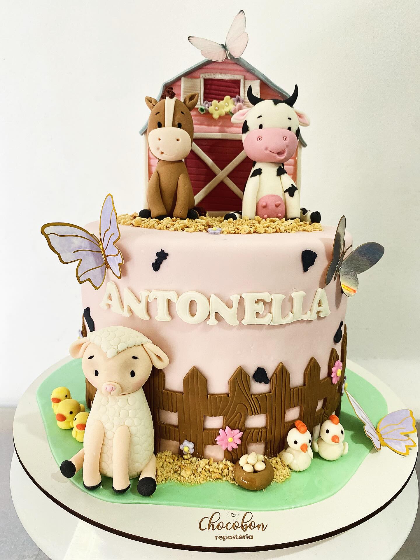 Granja de Antonella con vaca, caballo, ovejita y mariposas