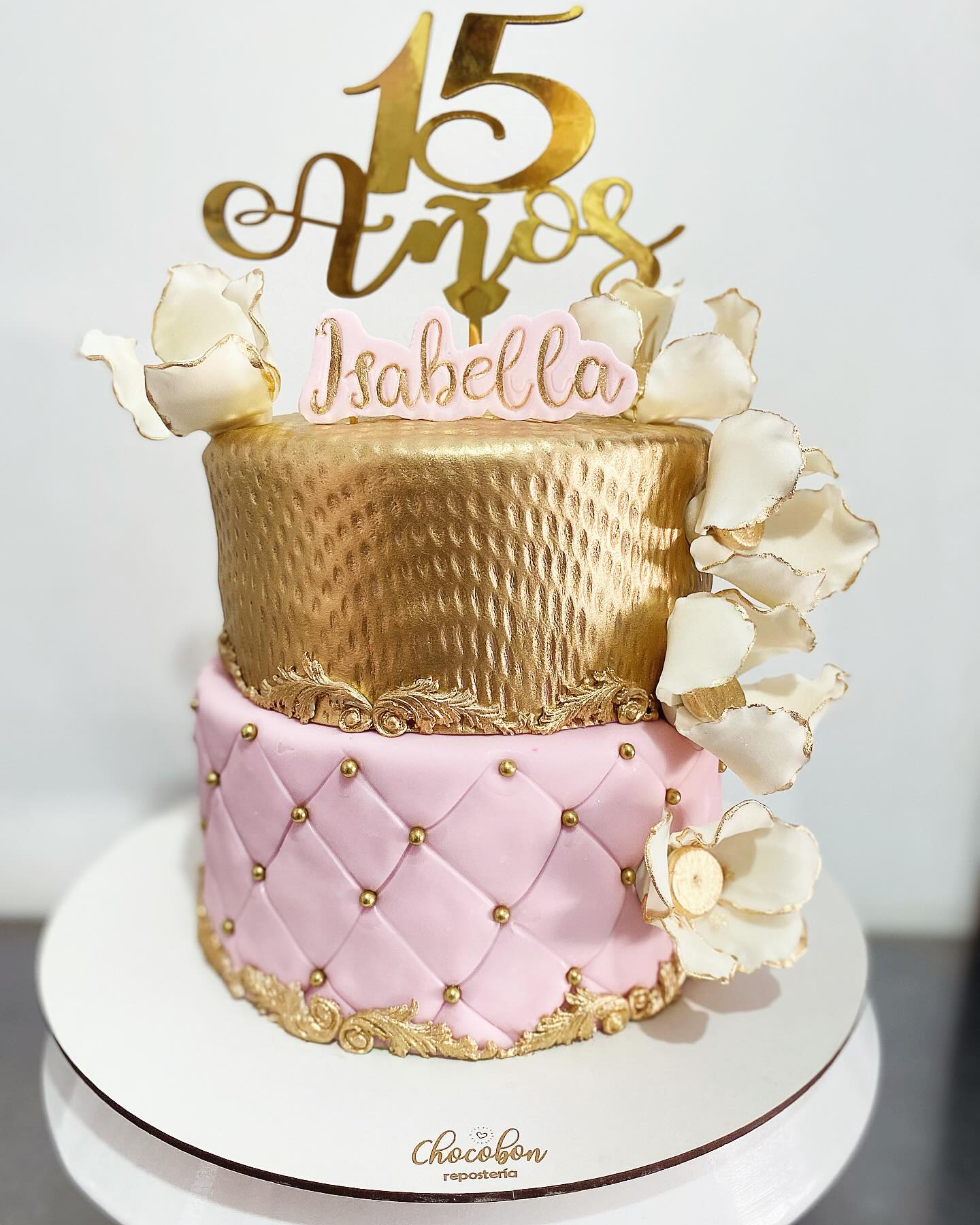 Los 15 de Isabella en oro y rosa con capitoné y perlas doradas