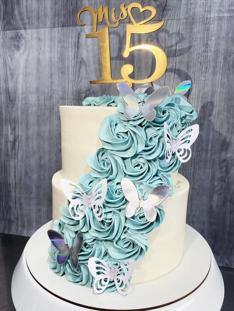 Mis 15 con rosetones turquesa en cascada y mariposas plateadas