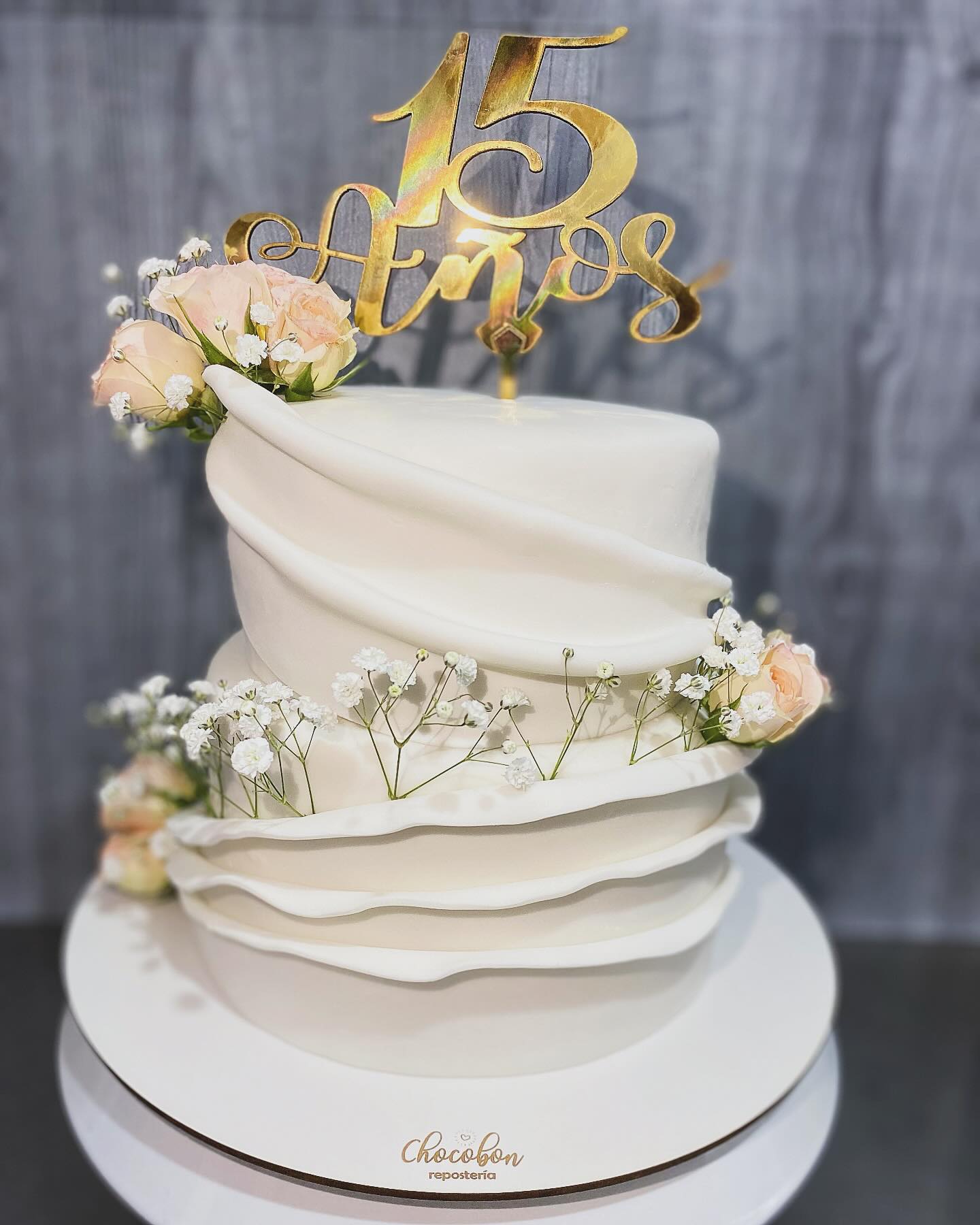 Tema floral: torta de quince con drapeado de fondant, rosas durazno y gypsophila